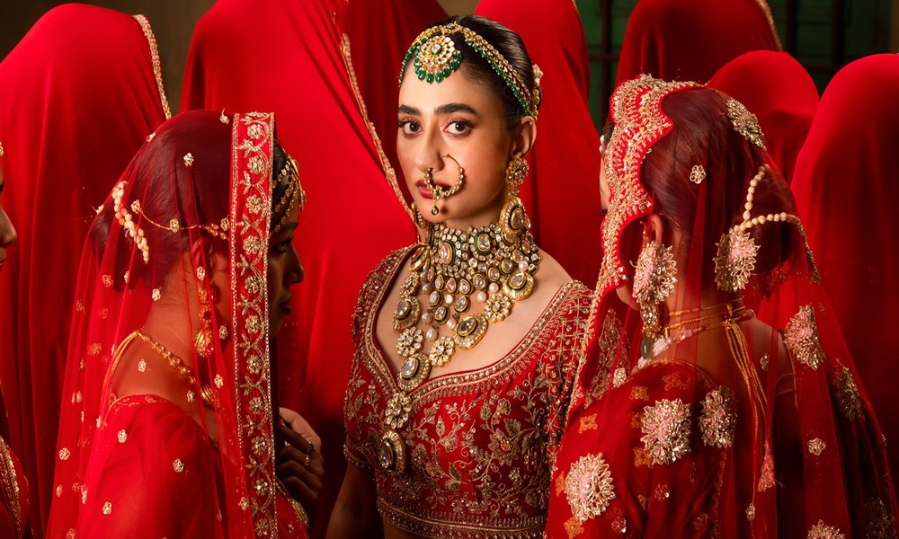 EXPLORING THE BOLD BRIDAL ACCESSORIES TREND IN CONTEMPORARY WEDDINGS